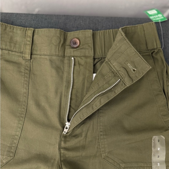 GAP Green Cargo Shorts with Flat Front Design - Picture 3 of 4